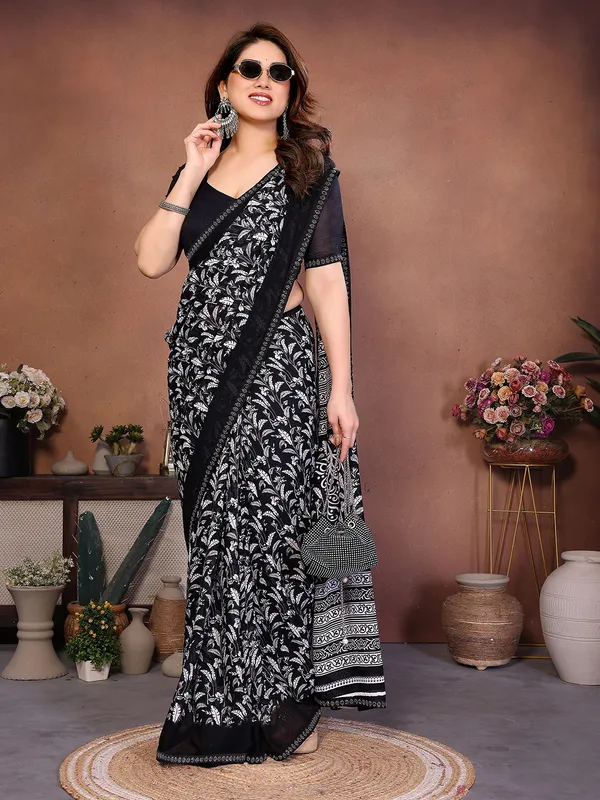 Printed_Lace_Border_Saree_With_UnStitched_Blouse_Piece_(Black)