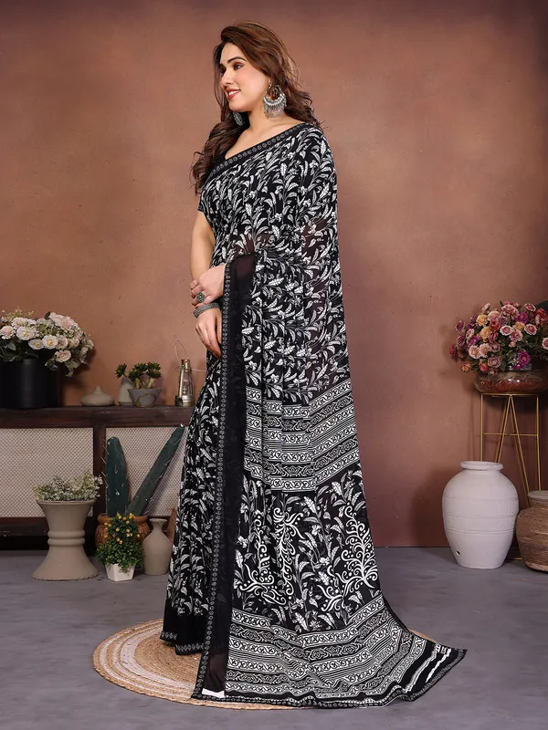 Printed_Lace_Border_Saree_With_UnStitched_Blouse_Piece_(Black)