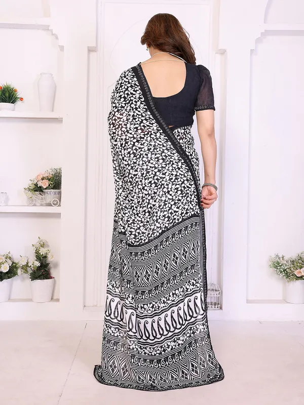 Floral_Print_Lace_Border_Saree_With_UnStitched_Blouse_Piece_(BLACK)