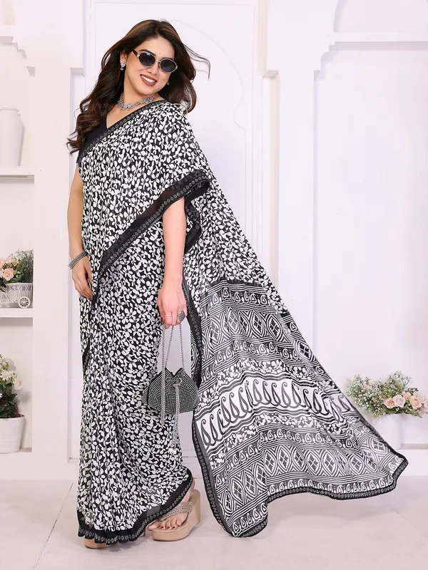 Floral_Print_Lace_Border_Saree_With_UnStitched_Blouse_Piece_(BLACK)