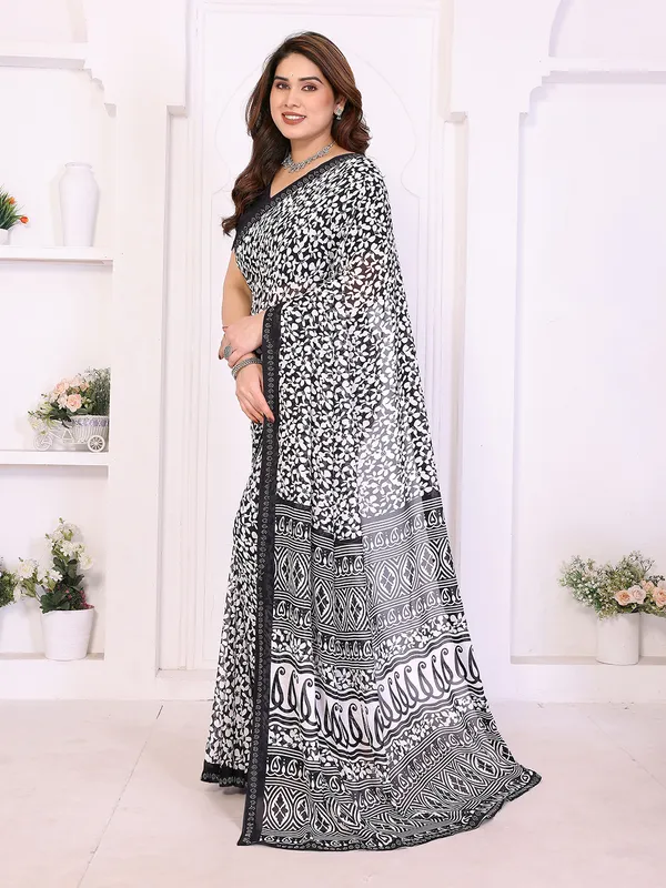 Floral_Print_Lace_Border_Saree_With_UnStitched_Blouse_Piece_(BLACK)