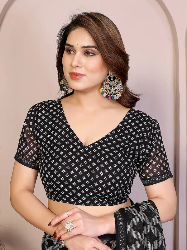 Printed_Lace_Border_Saree_With_UnStitched_Blouse_Piece_(BLACK)