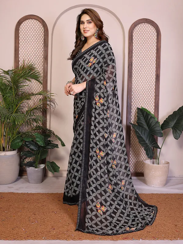 Printed_Lace_Border_Saree_With_UnStitched_Blouse_Piece_(BLACK)