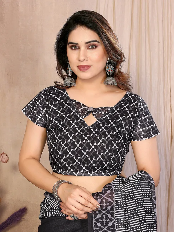 Digital_Print_Cotton_Linen_Saree_With_Unstitched_Blouse_Piece_(BLACK)