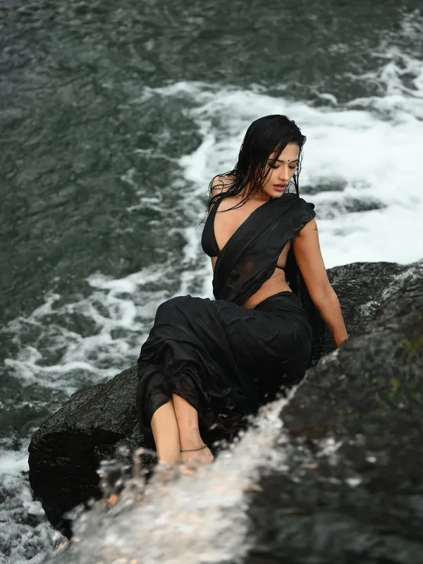 Elegant_Solid_Chiffon_Plain_Dyed_Saree_With_Unstitched_Blouse_Piece