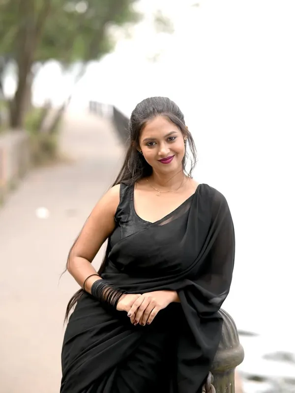 Elegant_Solid_Chiffon_Plain_Dyed_Saree_With_Unstitched_Blouse_Piece