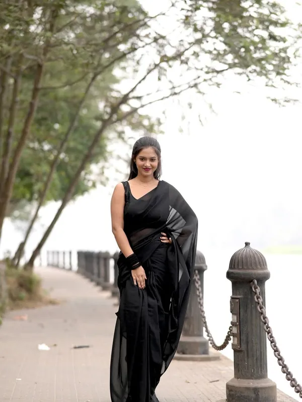 Elegant_Solid_Chiffon_Plain_Dyed_Saree_With_Unstitched_Blouse_Piece