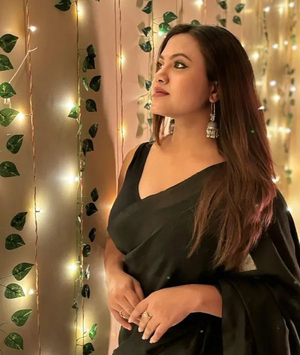 Elegant_Solid_Chiffon_Plain_Dyed_Saree_With_Unstitched_Blouse_Piece