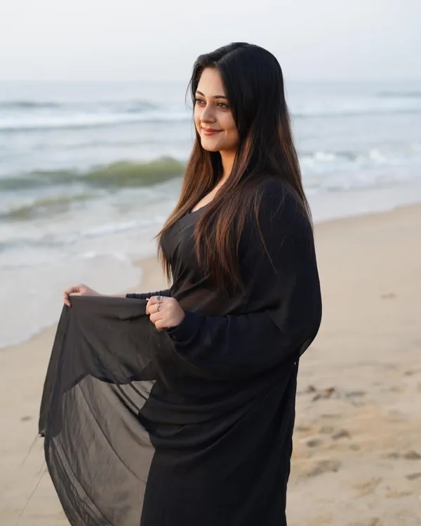 Elegant_Solid_Chiffon_Plain_Dyed_Saree_With_Unstitched_Blouse_Piece
