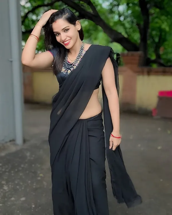 Elegant_Solid_Chiffon_Plain_Dyed_Saree_With_Unstitched_Blouse_Piece
