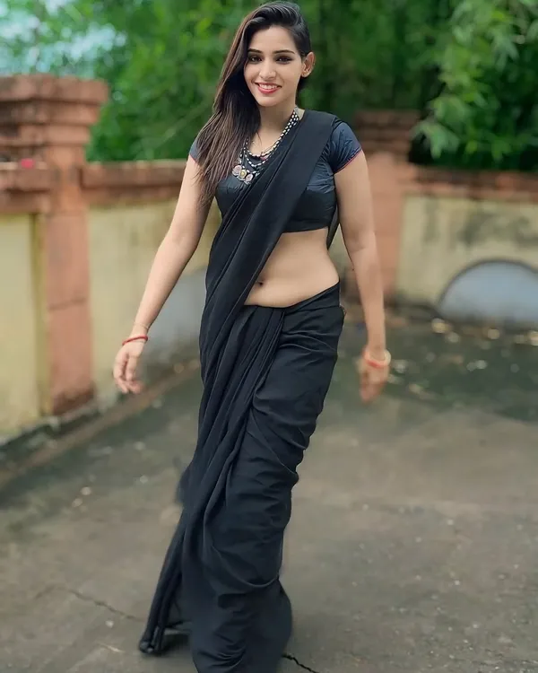 Elegant_Solid_Chiffon_Plain_Dyed_Saree_With_Unstitched_Blouse_Piece