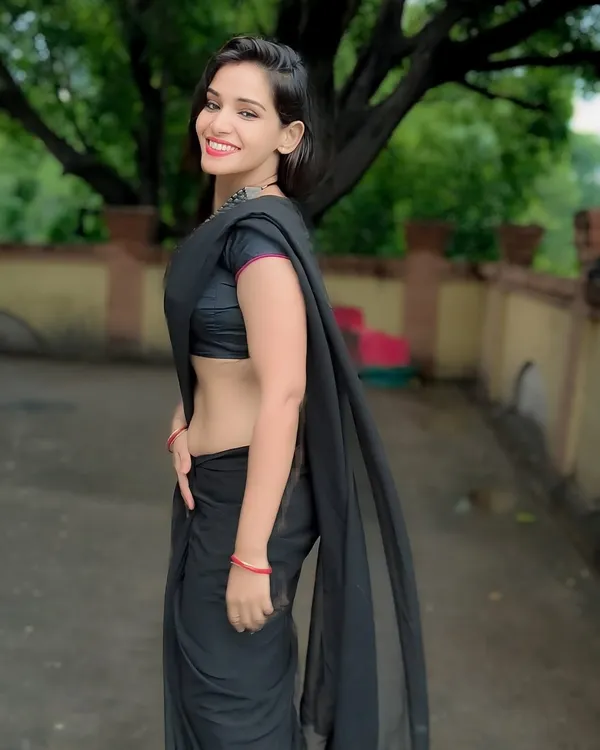 Elegant_Solid_Chiffon_Plain_Dyed_Saree_With_Unstitched_Blouse_Piece