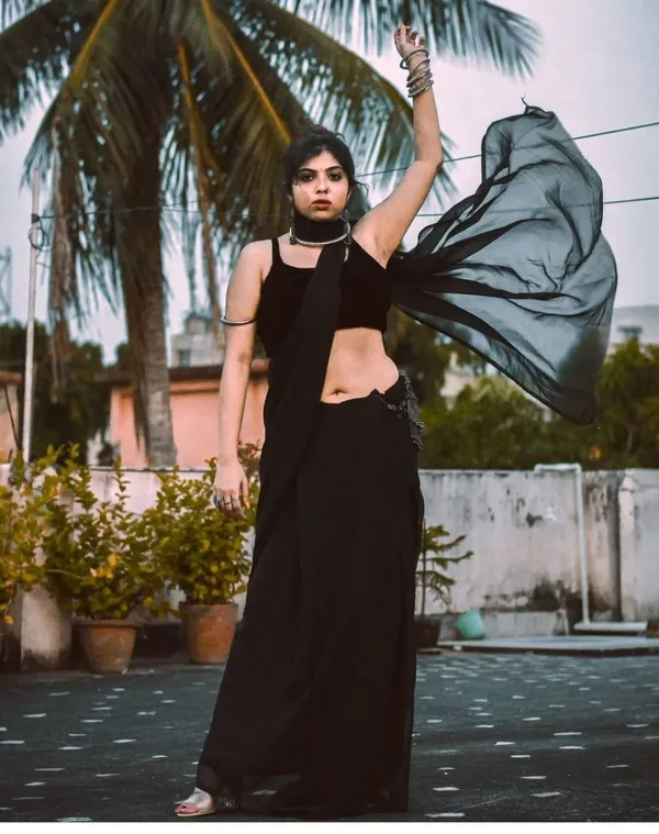 Elegant_Solid_Chiffon_Plain_Dyed_Saree_With_Unstitched_Blouse_Piece