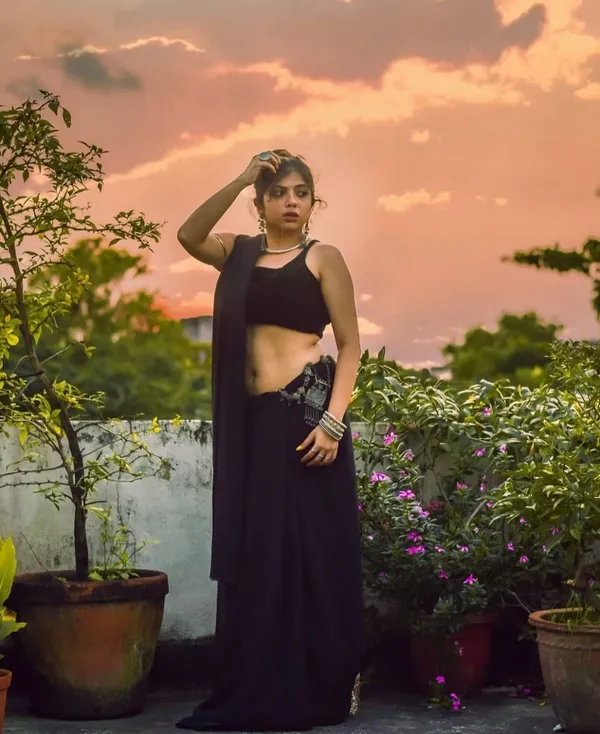 Elegant_Solid_Chiffon_Plain_Dyed_Saree_With_Unstitched_Blouse_Piece