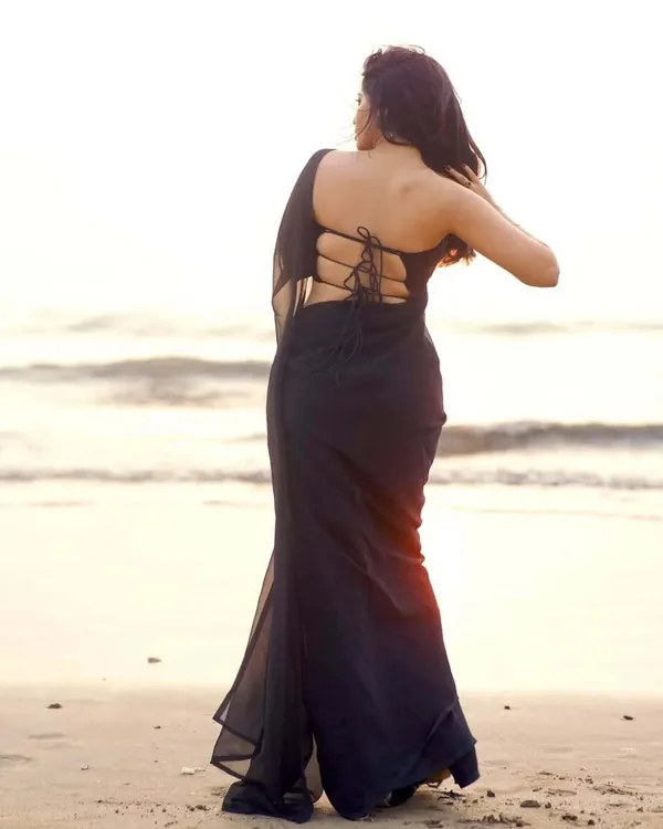 Elegant_Solid_Chiffon_Plain_Dyed_Saree_With_Unstitched_Blouse_Piece