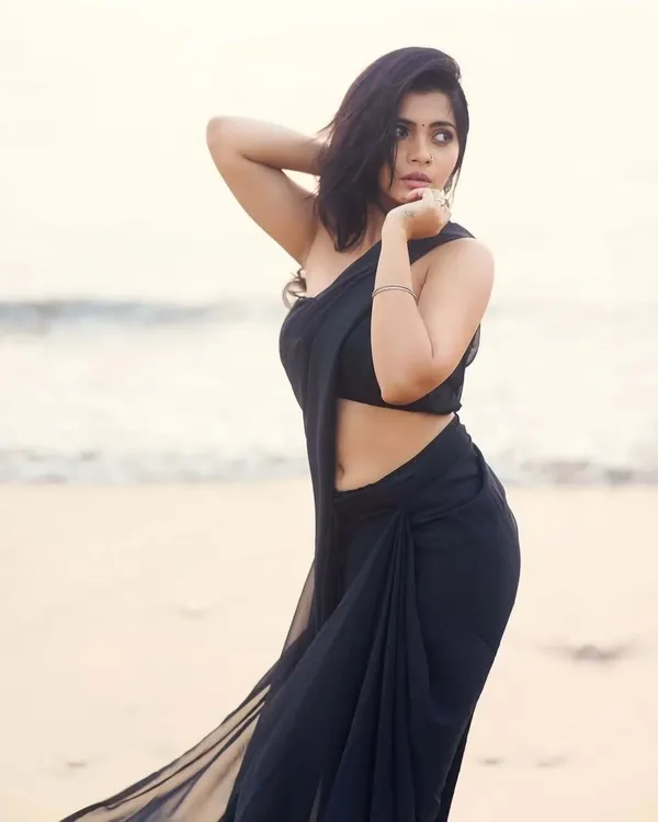 Elegant_Solid_Chiffon_Plain_Dyed_Saree_With_Unstitched_Blouse_Piece