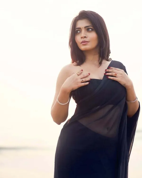 Elegant_Solid_Chiffon_Plain_Dyed_Saree_With_Unstitched_Blouse_Piece