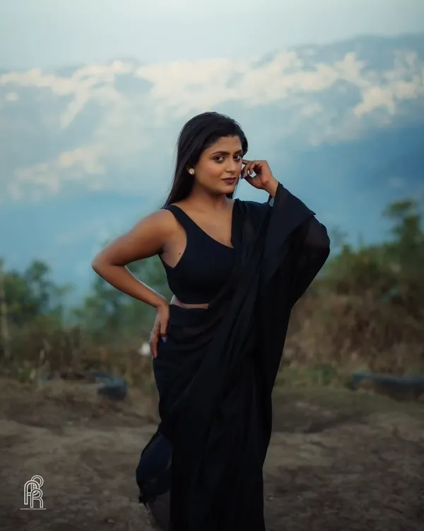 Elegant_Solid_Chiffon_Plain_Dyed_Saree_With_Unstitched_Blouse_Piece
