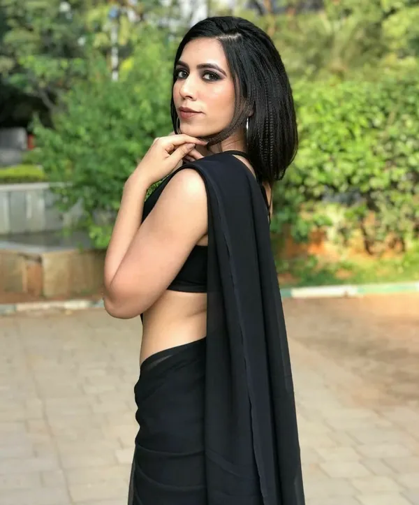 Elegant_Solid_Chiffon_Plain_Dyed_Saree_With_Unstitched_Blouse_Piece