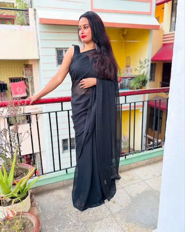 Elegant_Solid_Chiffon_Plain_Dyed_Saree_With_Unstitched_Blouse_Piece