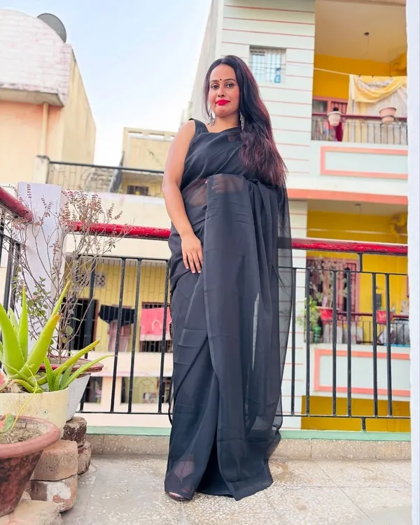 Elegant_Solid_Chiffon_Plain_Dyed_Saree_With_Unstitched_Blouse_Piece