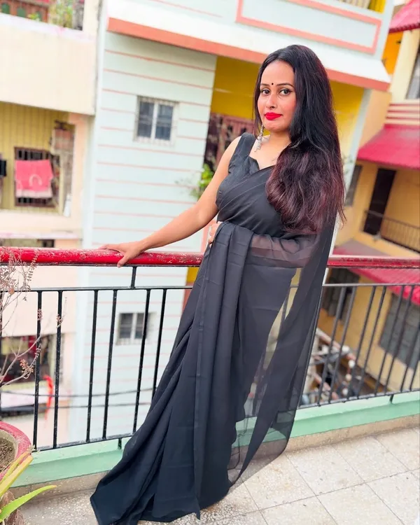 Elegant_Solid_Chiffon_Plain_Dyed_Saree_With_Unstitched_Blouse_Piece