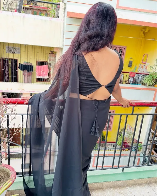 Elegant_Solid_Chiffon_Plain_Dyed_Saree_With_Unstitched_Blouse_Piece