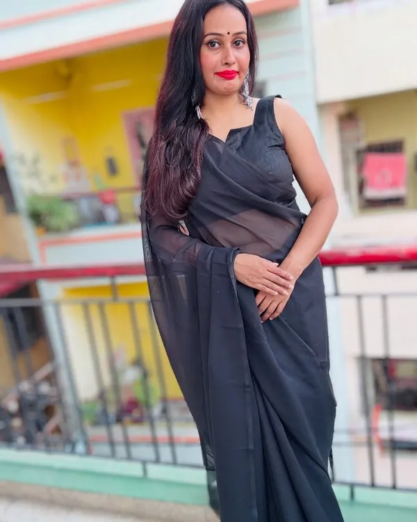 Elegant_Solid_Chiffon_Plain_Dyed_Saree_With_Unstitched_Blouse_Piece