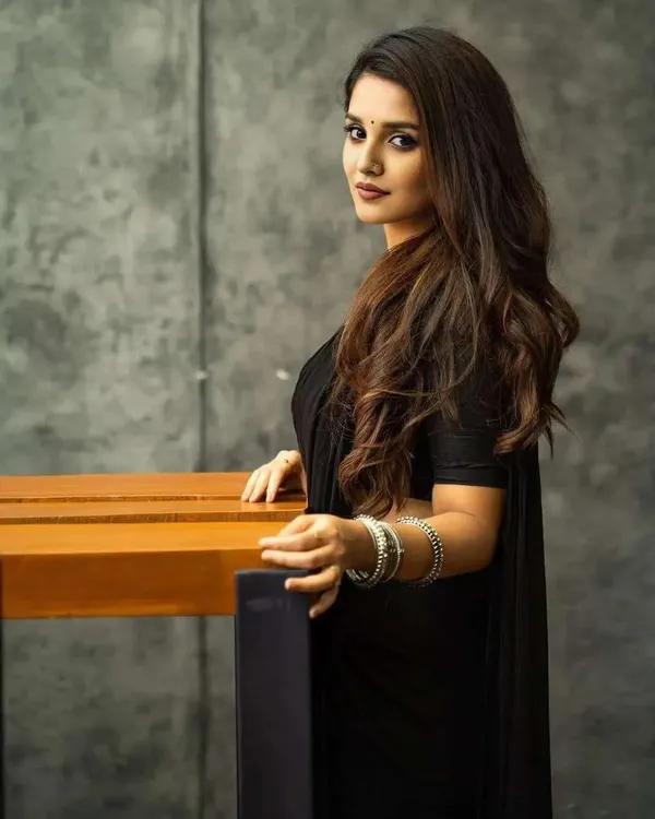 Elegant_Solid_Chiffon_Plain_Dyed_Saree_With_Unstitched_Blouse_Piece