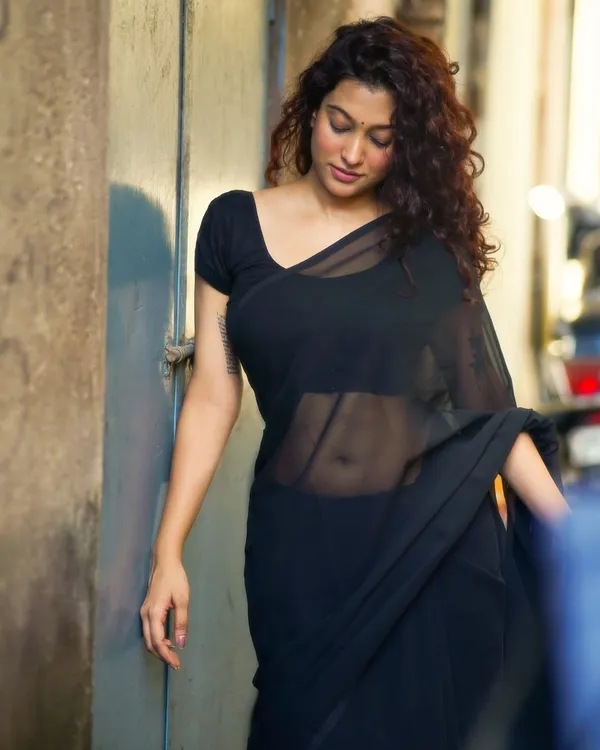 Elegant_Solid_Chiffon_Plain_Dyed_Saree_With_Unstitched_Blouse_Piece
