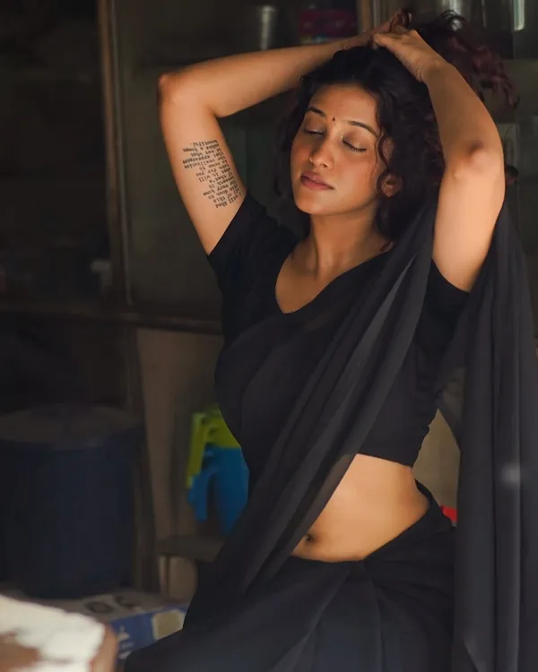 Elegant_Solid_Chiffon_Plain_Dyed_Saree_With_Unstitched_Blouse_Piece
