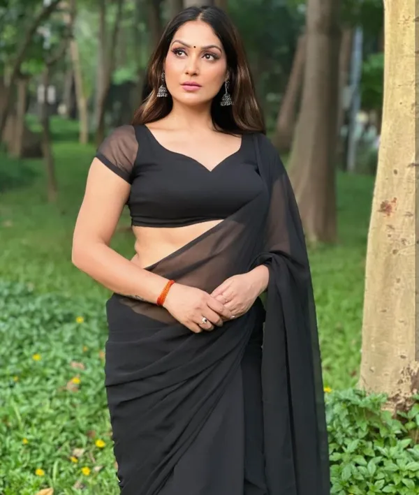 Elegant_Solid_Chiffon_Plain_Dyed_Saree_With_Unstitched_Blouse_Piece