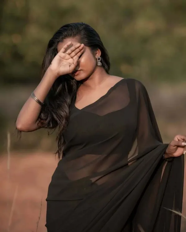 Elegant_Solid_Chiffon_Plain_Dyed_Saree_With_Unstitched_Blouse_Piece