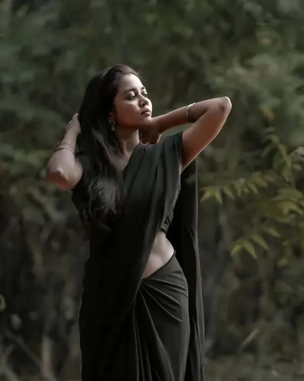Elegant_Solid_Chiffon_Plain_Dyed_Saree_With_Unstitched_Blouse_Piece