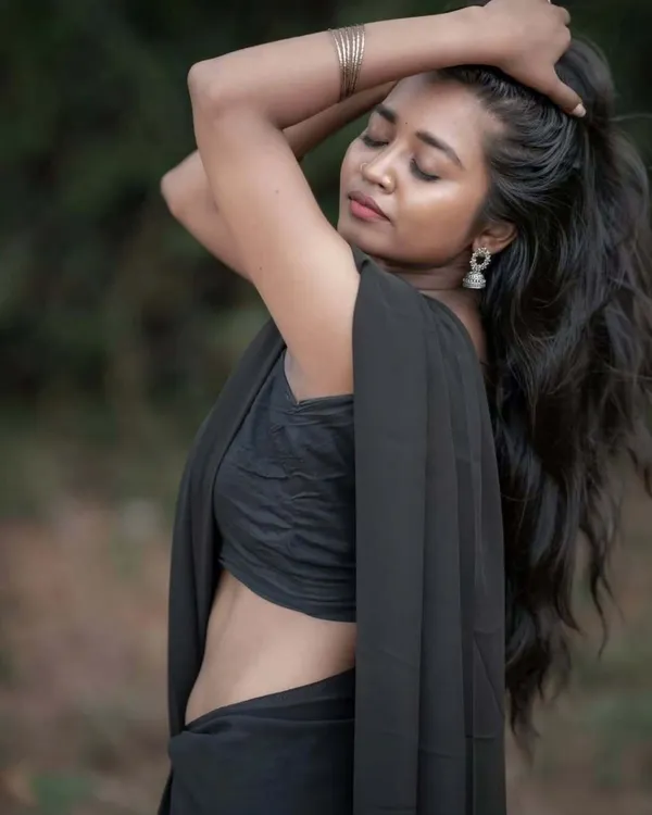 Elegant_Solid_Chiffon_Plain_Dyed_Saree_With_Unstitched_Blouse_Piece