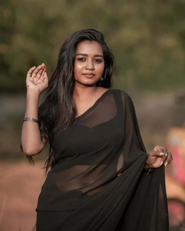 Elegant_Solid_Chiffon_Plain_Dyed_Saree_With_Unstitched_Blouse_Piece