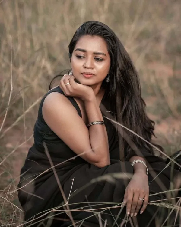 Elegant_Solid_Chiffon_Plain_Dyed_Saree_With_Unstitched_Blouse_Piece