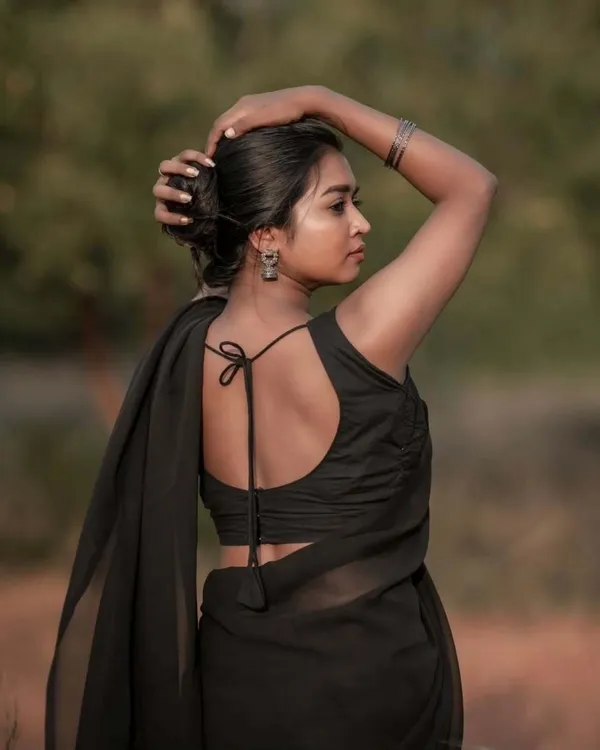 Elegant_Solid_Chiffon_Plain_Dyed_Saree_With_Unstitched_Blouse_Piece