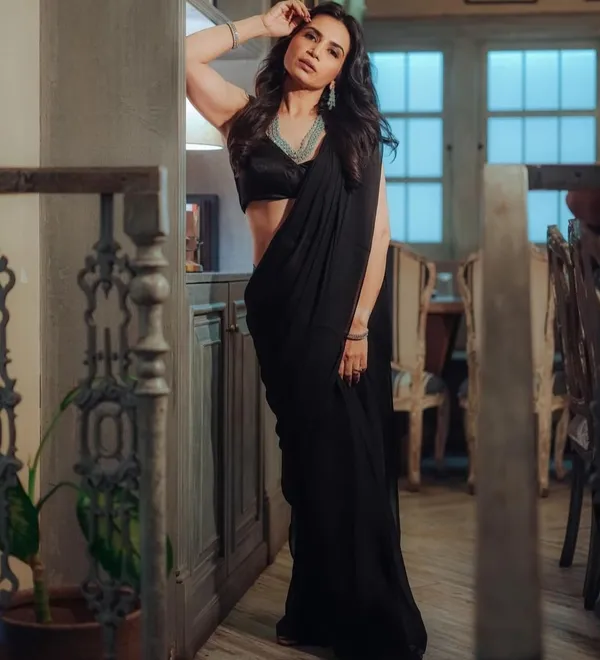Elegant_Solid_Chiffon_Plain_Dyed_Saree_With_Unstitched_Blouse_Piece