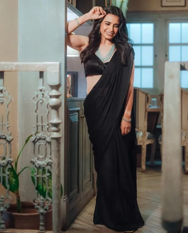 Elegant_Solid_Chiffon_Plain_Dyed_Saree_With_Unstitched_Blouse_Piece
