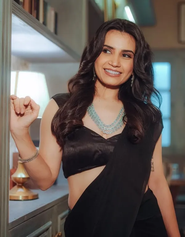 Elegant_Solid_Chiffon_Plain_Dyed_Saree_With_Unstitched_Blouse_Piece