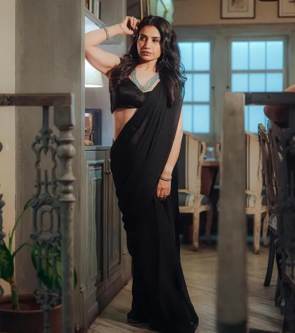 Elegant_Solid_Chiffon_Plain_Dyed_Saree_With_Unstitched_Blouse_Piece