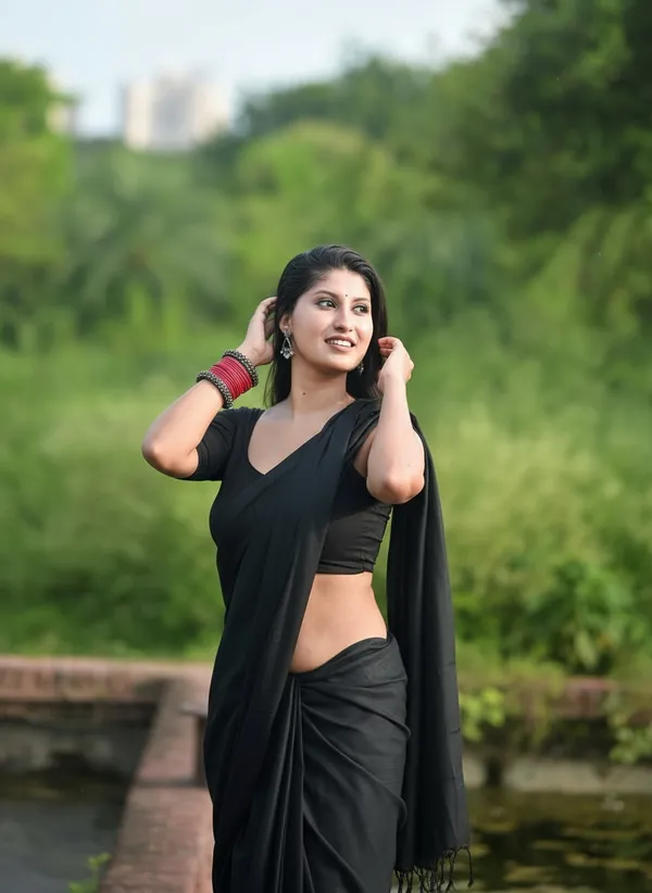 Elegant_Solid_Chiffon_Plain_Dyed_Saree_With_Unstitched_Blouse_Piece