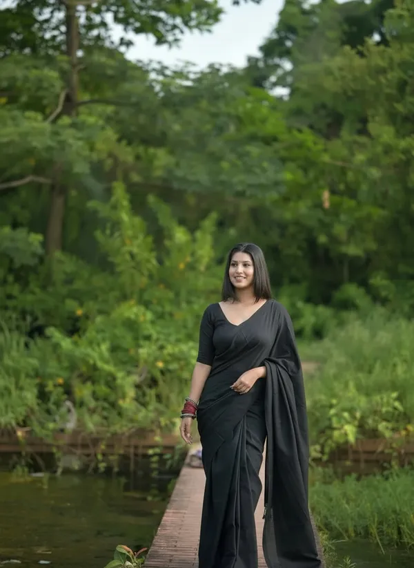 Elegant_Solid_Chiffon_Plain_Dyed_Saree_With_Unstitched_Blouse_Piece