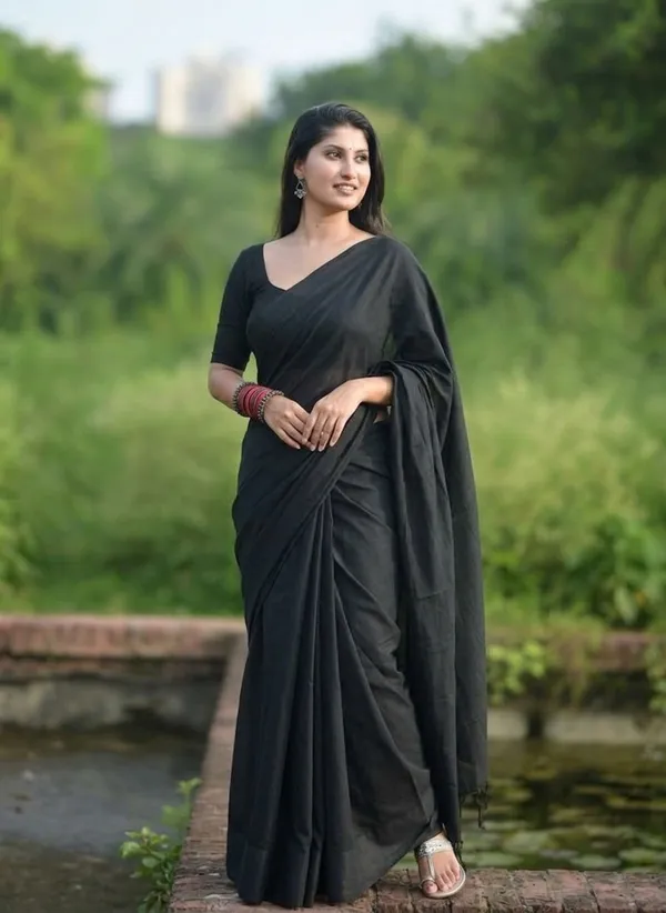 Elegant_Solid_Chiffon_Plain_Dyed_Saree_With_Unstitched_Blouse_Piece