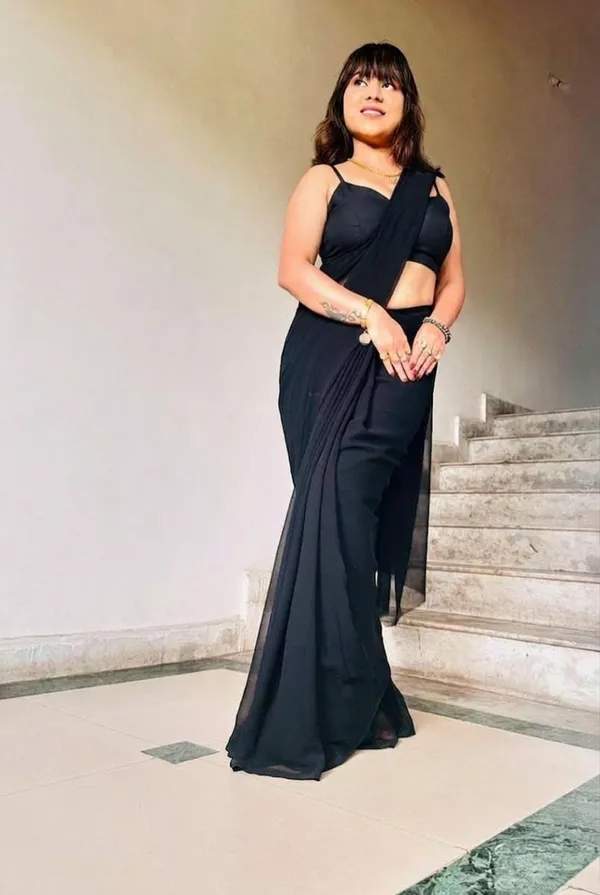 Elegant_Solid_Chiffon_Plain_Dyed_Saree_With_Unstitched_Blouse_Piece