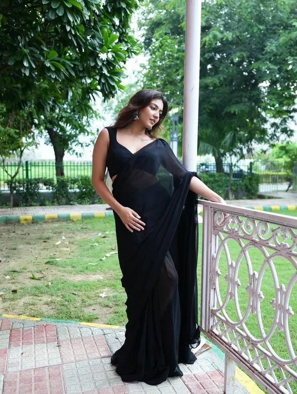 Elegant_Solid_Chiffon_Plain_Dyed_Saree_With_Unstitched_Blouse_Piece
