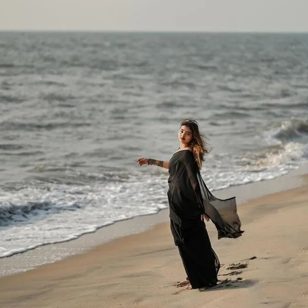 Elegant_Solid_Chiffon_Plain_Dyed_Saree_With_Unstitched_Blouse_Piece