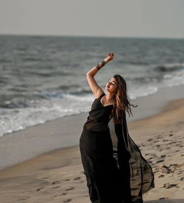 Elegant_Solid_Chiffon_Plain_Dyed_Saree_With_Unstitched_Blouse_Piece