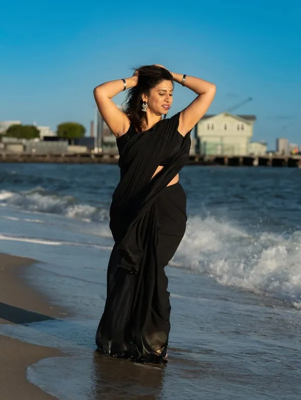 Elegant_Solid_Chiffon_Plain_Dyed_Saree_With_Unstitched_Blouse_Piece
